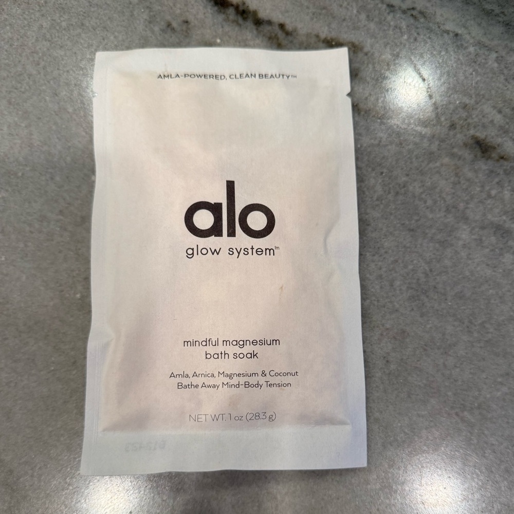 ALO Yoga Glow System Mindful Magnesium Bath Soak